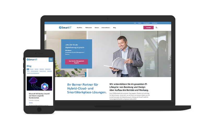Start- und Blogseite von SmartIT auf schwarzem Laptop und Smartphone
